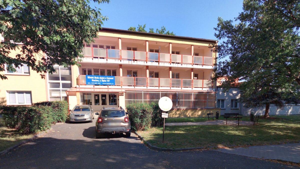 Policie prověřuje nebezpečné vyhrožování ve škole na Kladensku, zadrženého mladíka pustila